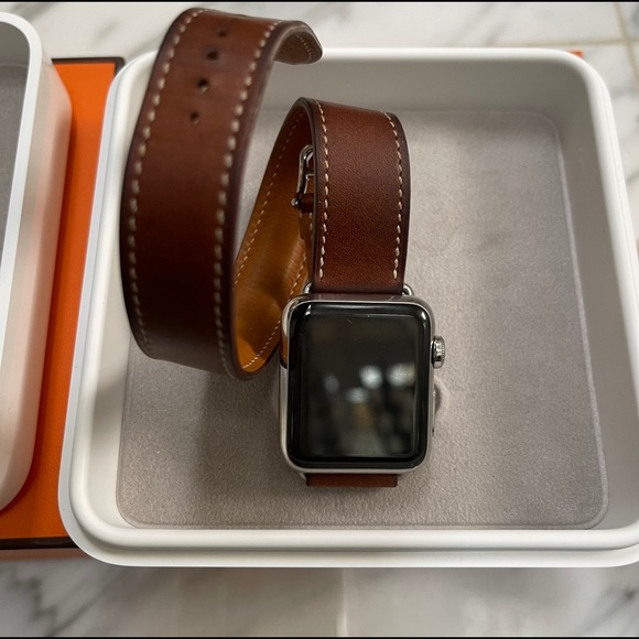 HERMES APPLE WATCH , WITH 38mm FAUVE BERENIA HANDMADE LEATHER DOUBLE TOUR BAND - Picture 3 of 16